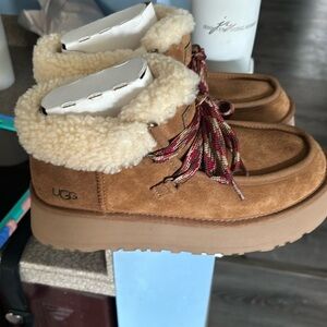 UGG FUNKARRA CABIN CUFFF Brand new never worn size 8